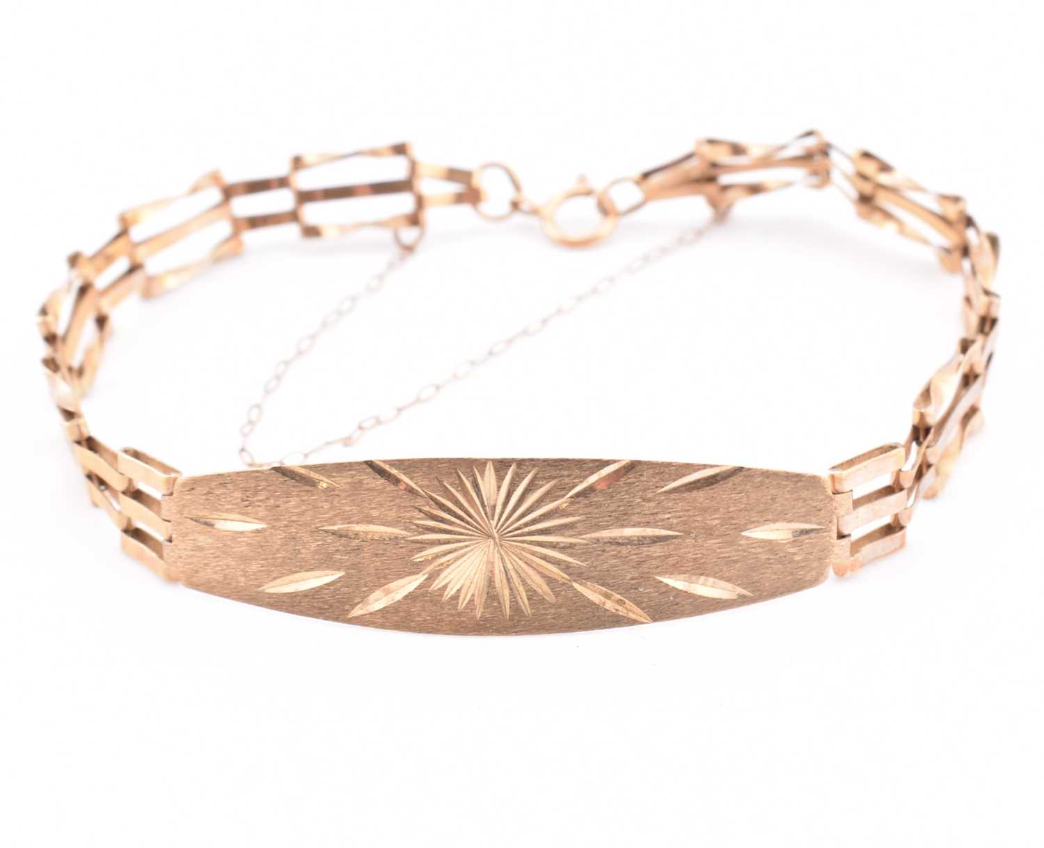 Lot 139 - HALLMARKED 9CT GOLD GATE LINK BRACELET WITH ENGRAVED PANEL