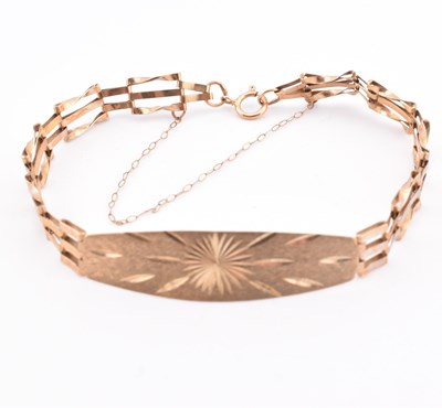 Lot 139 - HALLMARKED 9CT GOLD GATE LINK BRACELET WITH ENGRAVED PANEL