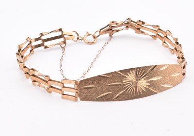 Lot 139 - HALLMARKED 9CT GOLD GATE LINK BRACELET WITH ENGRAVED PANEL