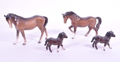 Lot 33 - BESWICK - FOUR MID CENTURY PORCELAIN BAY HORSES AND FOALS