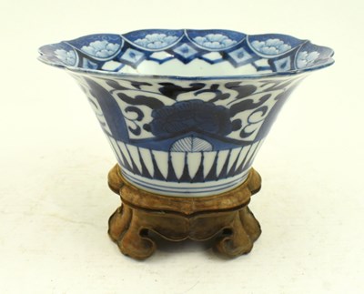 Lot 34 - QING DYNASTY BLUE AND WHITE TEACUP WITH STAND 清 青花撇口