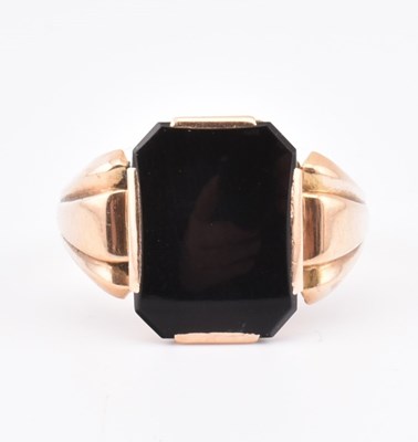 Lot 146 - HALLMARKED 14CT GOLD & ONYX SIGNET RING