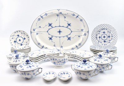 Lot 105 - ROYAL COPENHAGEN - 20TH CENTURY PART DINNER SERVICE IN ONION PATTERN