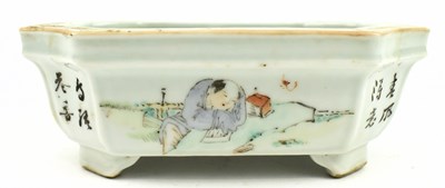 Lot 13 - QING DYNASTY / REPUBLIC PERIOD FAMILLE ROSE JARDINIERE 清/民国浅绛彩人物水仙盆