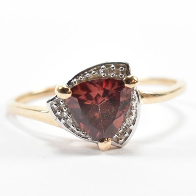 Lot 67 - HALLMARKED 9CT GOLD ZIRCON & DIAMOND CLUSTER RING
