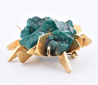 Lot 38 - JOHN DONALD - 1960S 18CT GOLD DIOPTASE BROOCH PIN