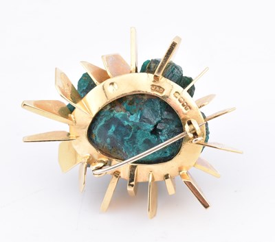 Lot 38 - JOHN DONALD - 1960S 18CT GOLD DIOPTASE BROOCH PIN