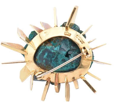Lot 38 - JOHN DONALD - 1960S 18CT GOLD DIOPTASE BROOCH PIN