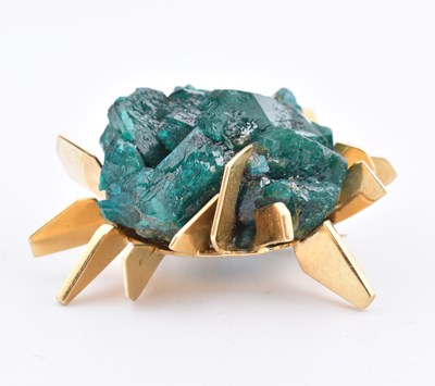 Lot 38 - JOHN DONALD - 1960S 18CT GOLD DIOPTASE BROOCH PIN