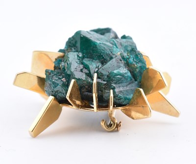Lot 38 - JOHN DONALD - 1960S 18CT GOLD DIOPTASE BROOCH PIN