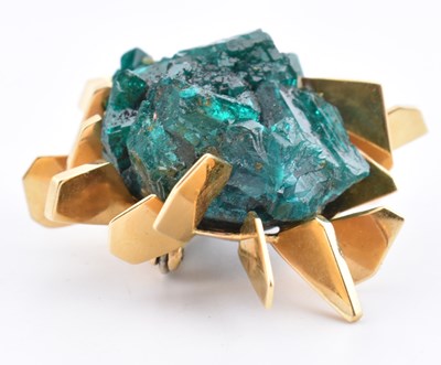 Lot 38 - JOHN DONALD - 1960S 18CT GOLD DIOPTASE BROOCH PIN