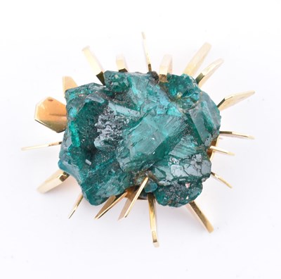 Lot 38 - JOHN DONALD - 1960S 18CT GOLD DIOPTASE BROOCH PIN