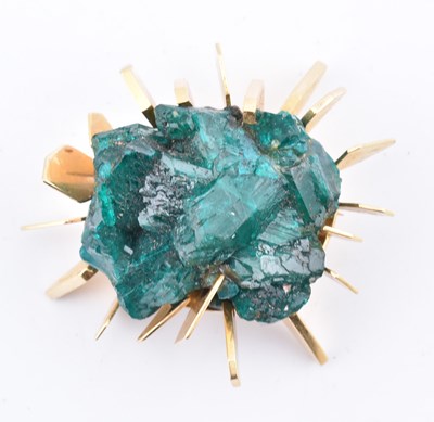 Lot 38 - JOHN DONALD - 1960S 18CT GOLD DIOPTASE BROOCH PIN