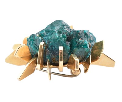 Lot 38 - JOHN DONALD - 1960S 18CT GOLD DIOPTASE BROOCH PIN