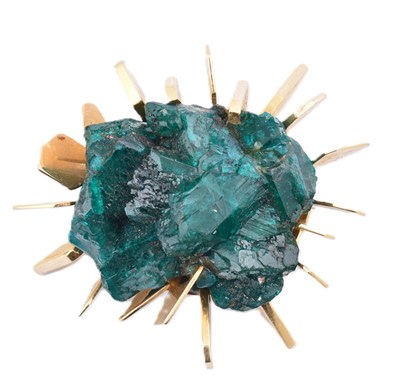 Lot 38 - JOHN DONALD - 1960S 18CT GOLD DIOPTASE BROOCH PIN