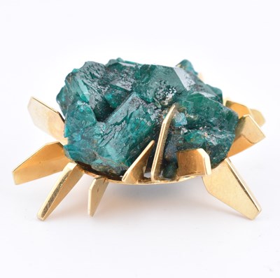 Lot 38 - JOHN DONALD - 1960S 18CT GOLD DIOPTASE BROOCH PIN