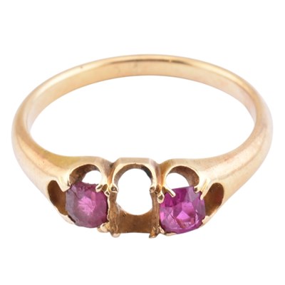 Lot 215 - 18CT GOLD & RED STONE RING AF
