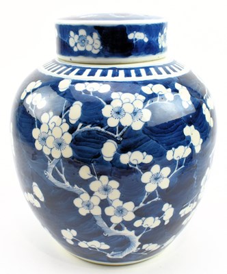 Lot 83 - QING DYNASTY BLUE AND WHITE PRUNUS GINGER JAR WITH COVER 清 冰梅盖罐