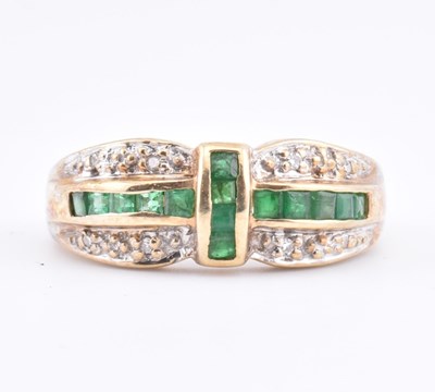 Lot 129 - HALLMARKED 9CT GOLD DIAMOND & EMERALD RING