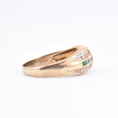Lot 129 - HALLMARKED 9CT GOLD DIAMOND & EMERALD RING