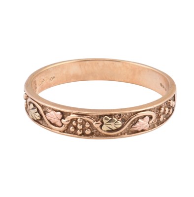 Lot 450 - HALLMARKED 9CT BI-COLOUR GOLD FOLIATE BAND RING