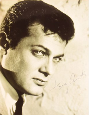 Lot 111 - TONY CURTIS (1925-2010) - SIGNED 8X10" B/W PHOTOGRAPH