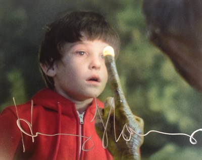 Lot 128 - HENRY THOMAS (E.T.) - AUTOGRAPHED 8X10" COLOUR PHOTO - AFTAL
