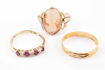 Lot 483 - COLLECTION OF GOLD & GEM SET RINGS
