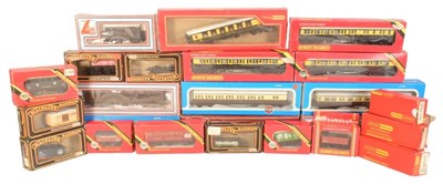 Lot 179 - MODEL RAILWAY - COLLECTION OF OO GAUGE COACHES & ROLLING STOCK