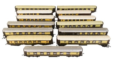 Lot 159 - MODEL RAILWAY - COLLECTION OF OO GAUGE COACHES