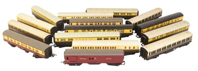 Lot 332 - MODEL RAILWAY - COLLECTION OF OO GAUGE COACHES