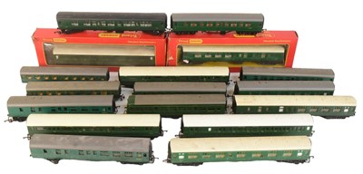 Lot 217 - MODEL RAILWAY - COLLECTION OF OO GAUGE COACHES