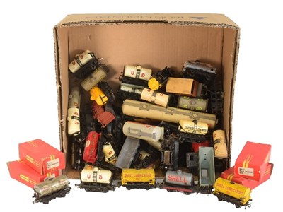 Lot 92 - MODEL RAILWAY - COLLECTION OF OO GAUGE ROLLING STOCJ