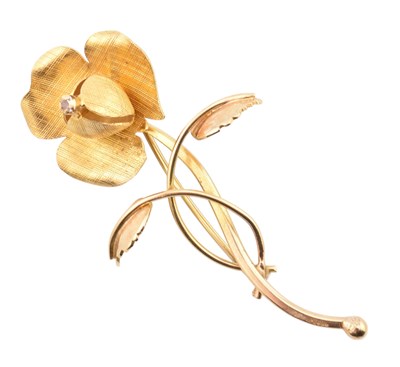 Lot 443 - 14CT GOLD FLOWER BROOCH PIN