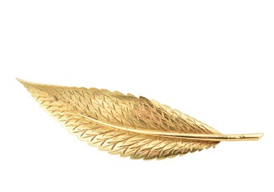 Lot 409 - HALLMARKED FRENCH 18CT GOLD LEAF BROOCH PIN