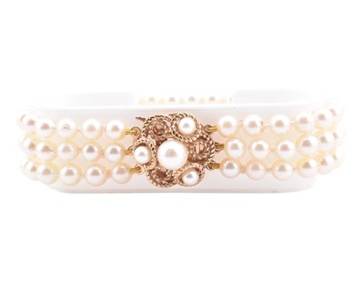 Lot 418 - THREE STRAND PEARL BRACELET WITH A HALLMARKED 9CT GOLD CLASP