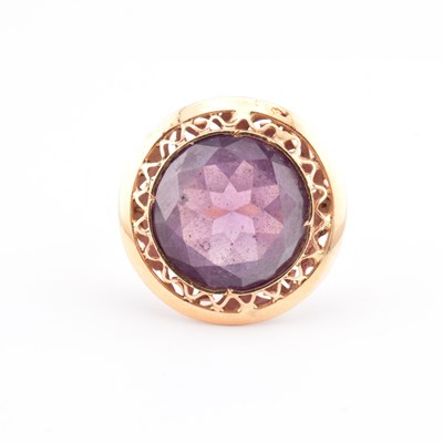 Lot 393 - 18CT GOLD & SYNTHETIC COLOUR CHANGE SAPPHIRE RING