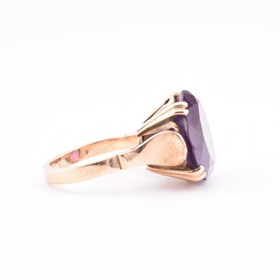 Lot 441 - 18CT GOLD & SYNTHETIC COLOUR CHANGE SAPPHIRE RING