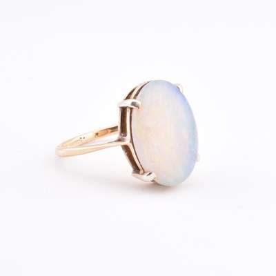 Lot 92 - MID-CENTURY GOLD & OPAL CABOCHON RING