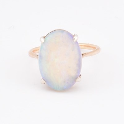 Lot 92 - MID-CENTURY GOLD & OPAL CABOCHON RING
