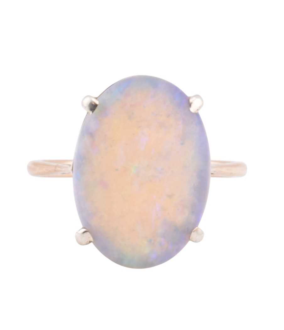 Lot 92 - MID-CENTURY GOLD & OPAL CABOCHON RING
