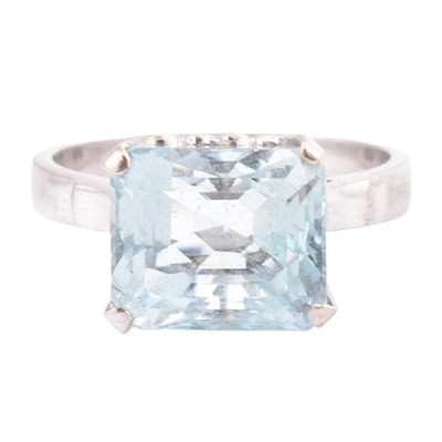 Lot 200 - 18CT WHITE GOLD & AQUAMARINE COCKTAIL RING