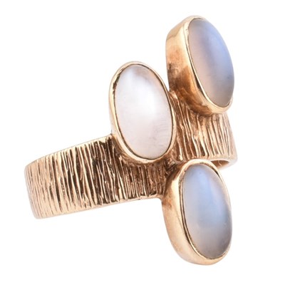 Lot 103 - 1970S MODERNIST 9CT GOLD & MOONSTONE RING