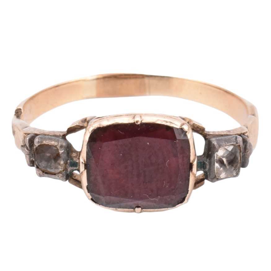 Lot 27 - 19TH CENTURY GEORGIAN GARNET ROCK CRYSTAL THREE STONE RING