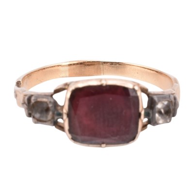 Lot 27 - 19TH CENTURY GEORGIAN GARNET ROCK CRYSTAL THREE STONE RING