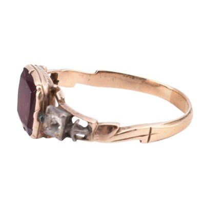 Lot 27 - 19TH CENTURY GEORGIAN GARNET ROCK CRYSTAL THREE STONE RING