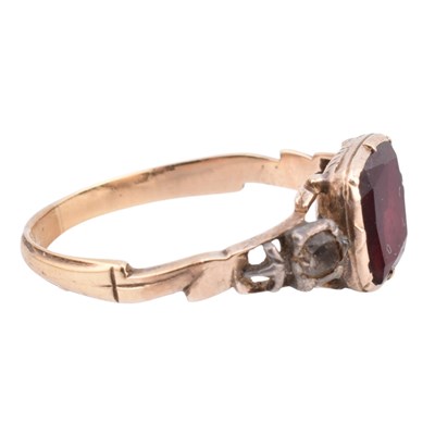 Lot 27 - 19TH CENTURY GEORGIAN GARNET ROCK CRYSTAL THREE STONE RING