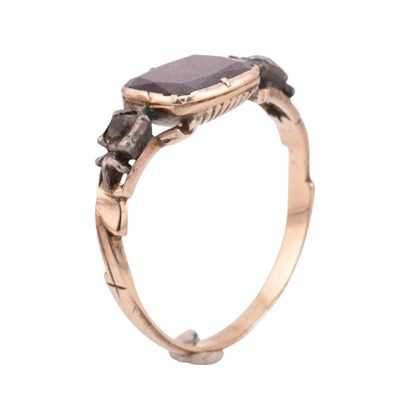 Lot 27 - 19TH CENTURY GEORGIAN GARNET ROCK CRYSTAL THREE STONE RING