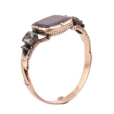 Lot 27 - 19TH CENTURY GEORGIAN GARNET ROCK CRYSTAL THREE STONE RING