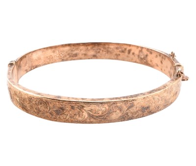 Lot 363 - HALLMARKED 9CT GOLD ENGRAVED HINGED BANGLE